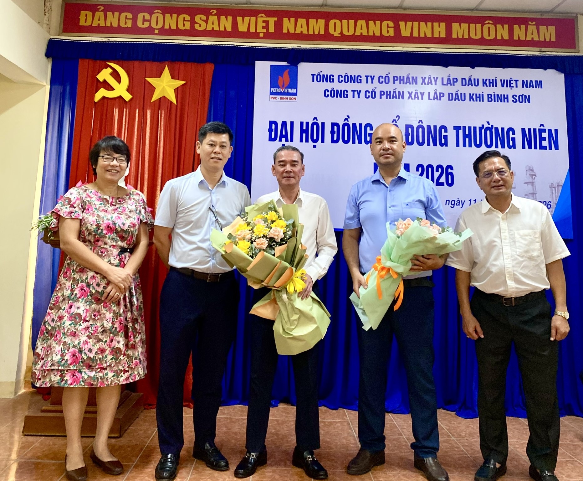 TANG HOA CHUC MUNG HDQT MOI