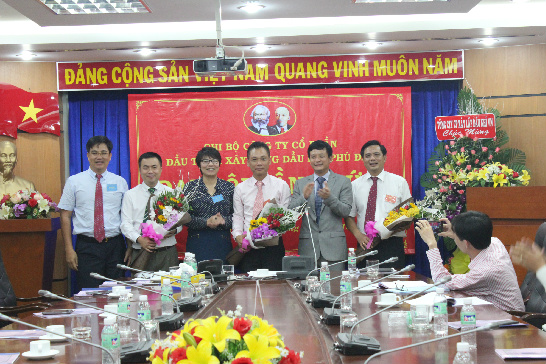 lanh dao pvc tang hoa chuc mung